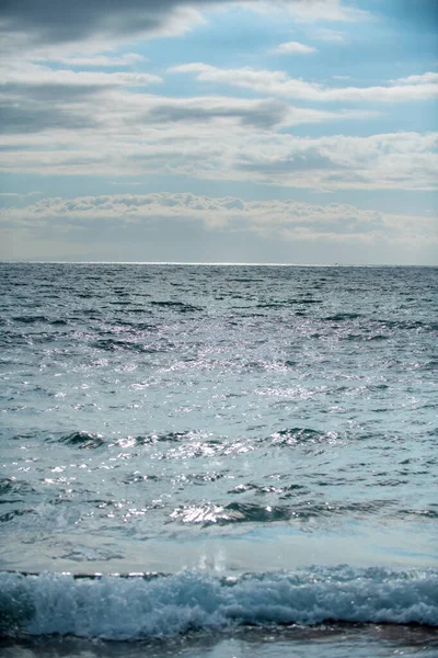Fondo de textura de agua de mar abstracto o ondulado. Calma textura de la superficie del agua con salpicaduras y olas. Fondo abstracto de la naturaleza. Superficie de agua azul del océano. — Foto de Stock