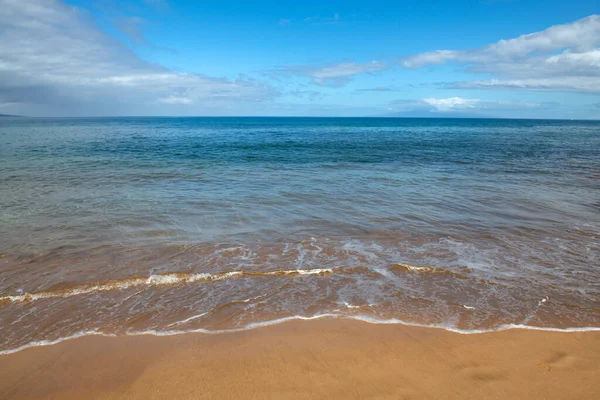 Kumlu sahilde mavi okyanus dalgası. Yaz mevsiminde gün batımında plaj. Plaj manzarası. Tropik deniz manzarası, sakinlik, dinlendirici güneş ışığı. — Stok fotoğraf