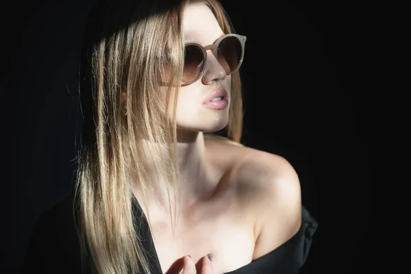 Modelo de moda em óculos de sol com rosto de beleza. Mulher macia no fundo escuro preto. Conceito de ternura. A brandura as mulheres olham. — Fotografia de Stock