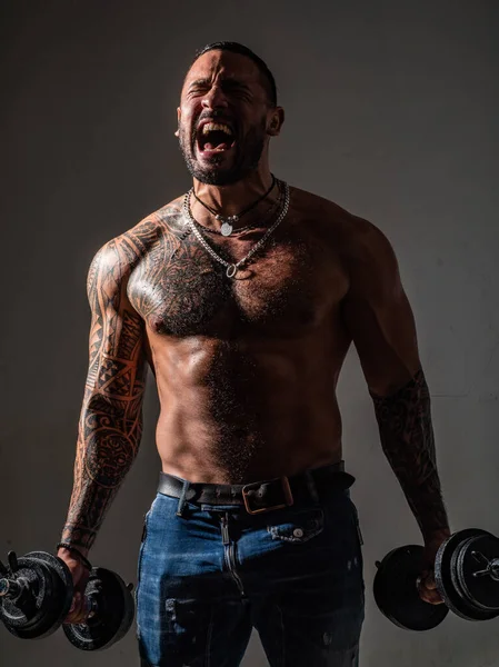 Eccitato uomo muscoloso forte. Torso sportivo, uomo con i manubri. Concetto di stile di vita allenamento. Bell'uomo che fa allenamento funzionale. — Foto Stock