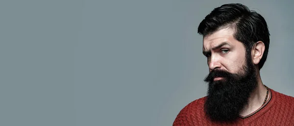 Homme barbu à longue barbe noire classique, gay barbu. Barbier barbier. Moustache hommes, visage sérieux de près. Modèles conception de bannière Web. Bannière horizontale pour site web. — Photo