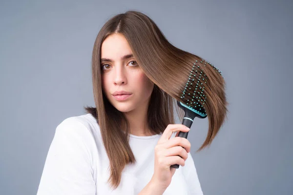 Woman brushing straight natural hair with comb. Girl combing hair with hairbrush. Hair care beauty concept. Brushing Hair. — 图库照片