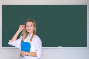 Üniversitede ya da okulda bayan üniversite öğrencisinin portresi. Öğrenim ve eğitim kavramı.