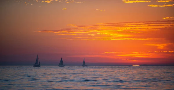 Парусник в море. Морской пляж на фоне закатного неба. Пространство для копирования концепции летнего отдыха и путешествий. — стоковое фото