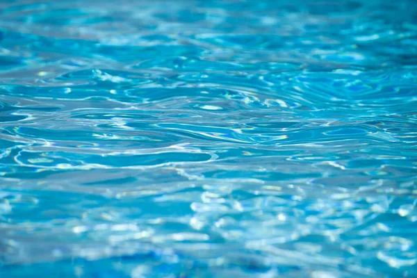 Vatten bakgrund, krusning vågor. Blåa simbassängmönster. Havsyta. Vatten i poolen med solreflektion. Banner med kopieringsutrymme. — Stockfoto