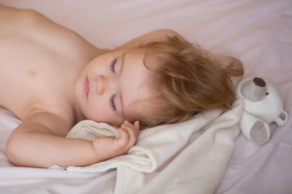 O bebé a dormir na cama. Silêncio. Crianças saudáveis dormem. — Fotografia de Stock