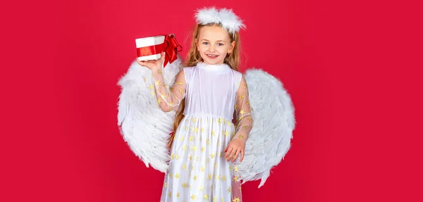 Angel niña con alas blancas Niño lindo bebé con alas de ángel. Niños ángel con regalo presente, retrato de estudio. Pequeño ángel rubio con alas blancas sostiene regalo. San Valentín, estandarte. — Foto de Stock