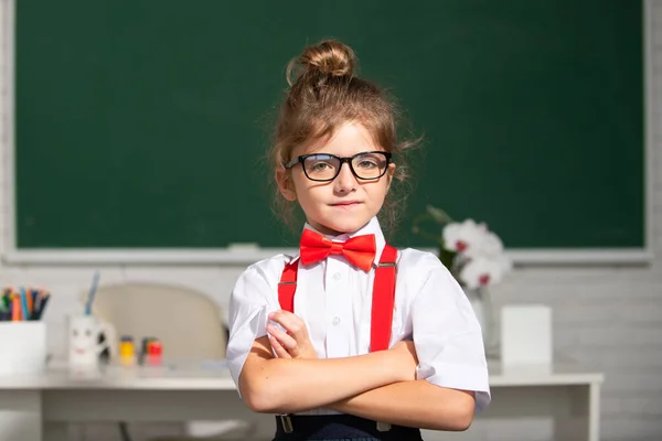 Nettes kleines Schulmädchen lernt in einem Klassenzimmer. Bildung und Wissen für Kinder. — Stockfoto