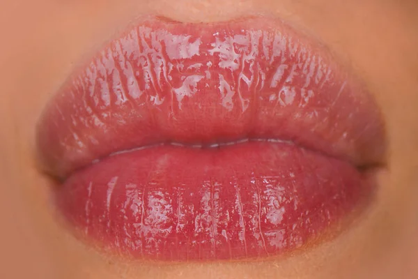 Vrouwelijke sensuele mond. Sexy lippen. Close-up van de mond van een jonge vrouw met sensuele lippen. close-up glanzende luxe mond, glamour lip concept. — Stockfoto