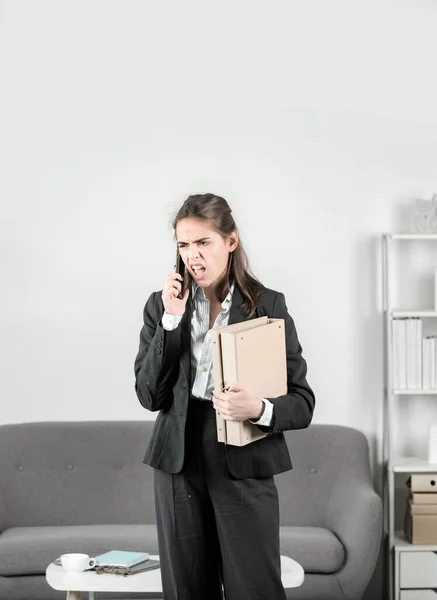 Secretaria triste, mujer de negocios estresada con exceso de trabajo, problema de oficina. Cansada joven empleada estresada hablando por teléfono mientras trabaja en la oficina, contestando al teléfono móvil. — Foto de Stock