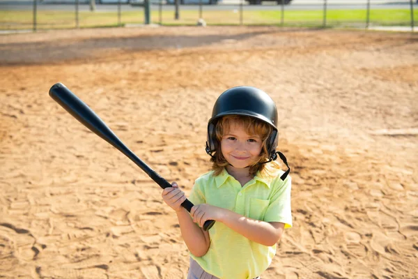 Chłopak pozował z kijem baseballowym. Portret dziecka grającego w baseball. — Zdjęcie stockowe