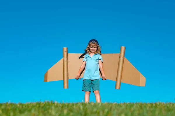 ジェットパックのスーパーヒーローと子供。夏の空を背景にした子供パイロット。成功、リーダー、勝者の概念。想像力子供の自由. — ストック写真