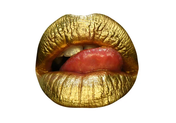 Los labios dorados. Pintura dorada de la boca. Labios dorados en boca de mujer con maquillaje. Diseño sensual y creativo para metal dorado. Lápiz labial de arte creativo. Aislado sobre blanco. —  Fotos de Stock