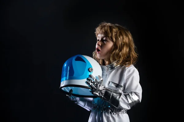 宇宙飛行士や宇宙飛行士を演じる面白い子供の男の子. — ストック写真