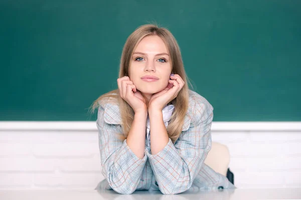 Kvinnlig student på lektionsföreläsning i klassrum på gymnasiet eller högskolan. Utbildnings- och inlärningskoncept. — Stockfoto