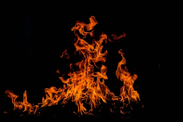 Llamarada llama de fuego ardiente sobre fondo de textura de arte. —  Fotos de Stock