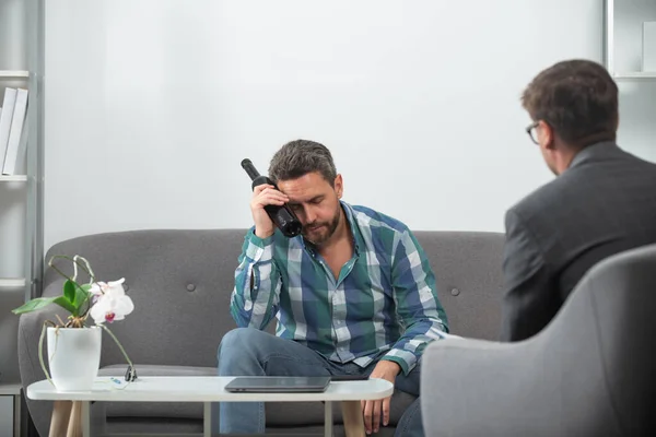 Terapia psicologica per ragazzi, psicologia. Uomini ubriachi tristi, soli e disperati nel dolore e nello stress emotivo. Persone e abuso di alcol, dipendenza. — Foto Stock