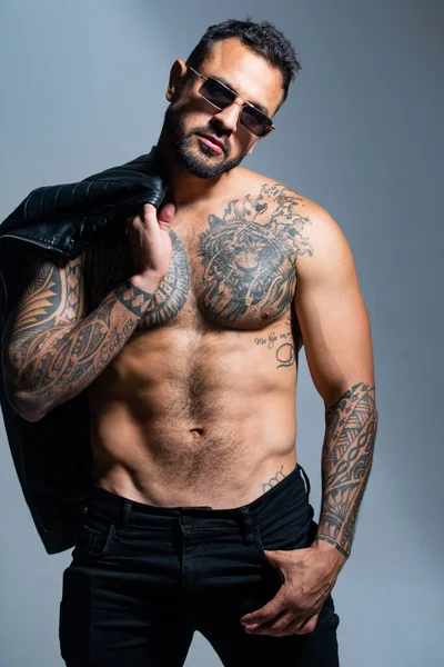 Moda ve seksi erkek model. Acımasız adam, yakışıklı erkek modelin ciddi yüzü, erkek gücü kavramı ve güçlü..