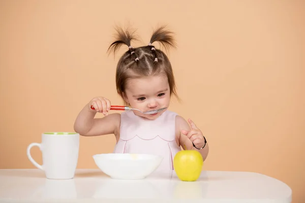 Babyvoeding, baby 's die eten. Gezonde voeding voor kinderen. Grappig kind gezicht close-up. — Stockfoto