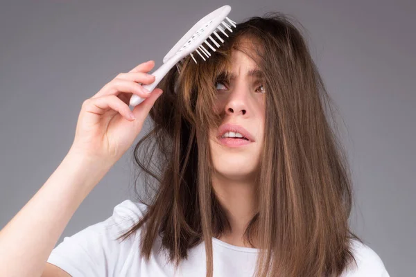 Mujer caída del cabello con un peine y cabello problemático. Concepto de pérdida de cabello y problemas calvos. — Foto de Stock