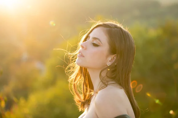 Close up face of young stylish woman. Beautiful fashionable girl outdoor portrait. Young woman outdoor enjoying the sunlight. Young woman on sunny spring day, soft sunny colors. — Foto Stock