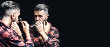 Klasik uzun sakallı sakallı sakallı eşcinsel. Klasik jileti olan berber, berber dükkanı. Berber dükkanında tıraş olmak. Bıyıklı adamlar. Şablon web pankartı tasarımı. Kuaför salonu için yatay pankart.