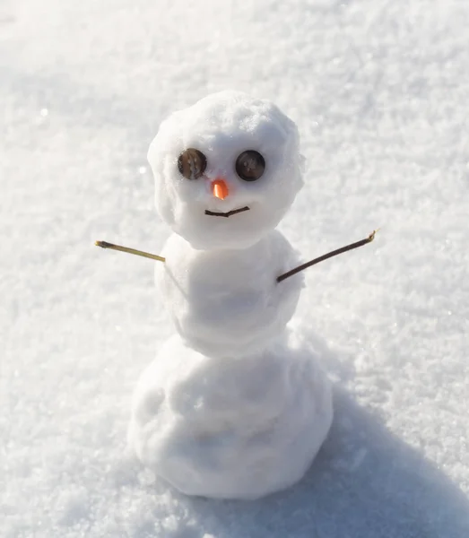 Snögubben. Glad snögubbe på snö, rolig vintertid. Bakgrund för juldesign. — Stockfoto