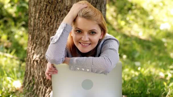 Portret pięknej kobiety z laptopem w parku, student outdoor. — Wideo stockowe