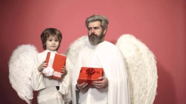 Babalar Günü. Valentin baba ve oğlu hediye. Tüylü aile erkekleri kanat ve hediyeler. Ebeveynlik, çocuklu ebeveyn, çocukluk..