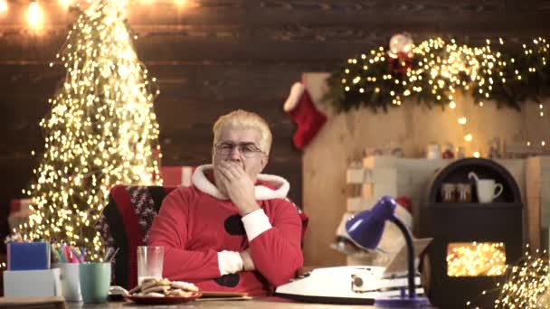 Санта Клаус вдома. Втомлений Санта спить на столі.. — стокове відео