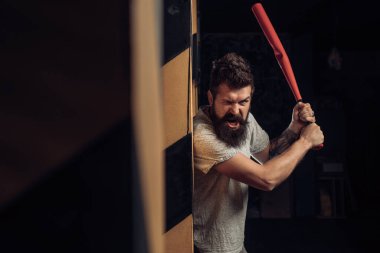 Öfkeli çete adamı yaşam tarzı, beysbol sopası tutan yakışıklı bir adam..