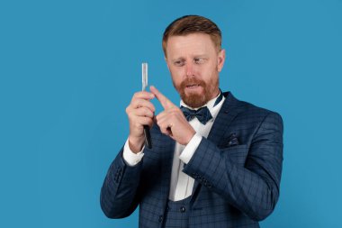 Berber bıçağı. Komik berber maviden izole edilmiş. Klasik jileti olan adam..