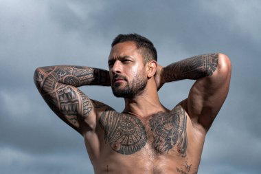 Çıplak gövdeli seksi adam. Acımasız adam, yakışıklı erkek modelin ciddi yüzü, erkek gücü kavramı ve güçlü..