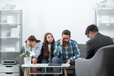 Genç çocukların sorunlarını çözmek için genç bir aileye yardım eden psikolog. Aile terapisi, sosyal hizmet konsepti.