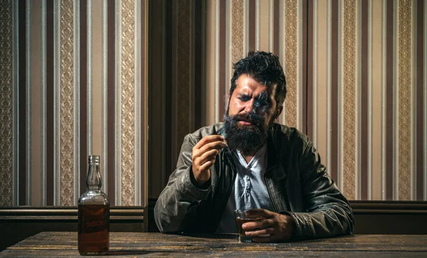 Erkek alkol bağımlılığı. Sarhoş adam viski bardağını tutuyor alkol bağımlısının terapiye ihtiyacı var. Alkolizm, alkol bağımlılığı ve insan konsepti. Şişe ve bir bardak viski.. — Stok fotoğraf