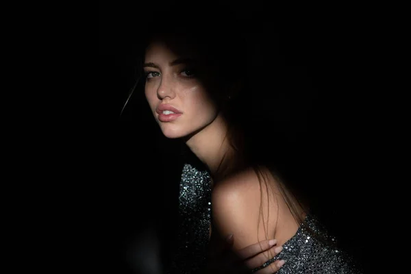 Shadow on girls face, charming attractive female model. Woman in shadow. Female model with shadows on face looking seductive and sensual on dramatic black studio with light. — Stockfoto