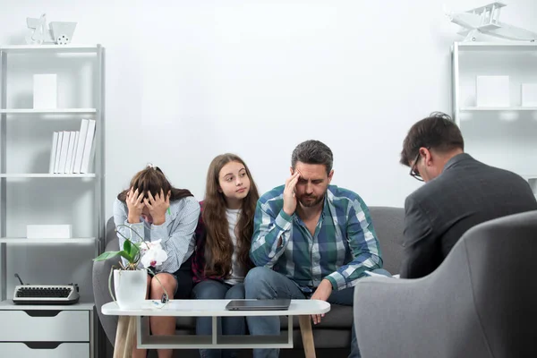 心理学者は、 10代の問題を解決するために子供を持つ若い家族を助ける。家族療法、社会奉仕の概念. — ストック写真