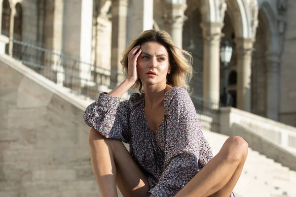 Descansar mulher relaxante, estilo de rua. Modelo de moda na rua da cidade. Roupa urbana de moda. Estilo de roupa cotidiana casual. — Fotografia de Stock