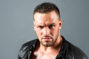 Genç ve seksi bir adamın yakın plan portresi. Ciddi yüzlü yakışıklı bir adamın portresi.