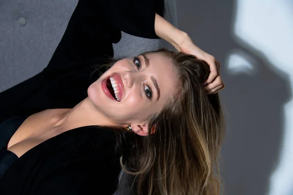 Mujer de moda en vestido de moda, modelo de estilo moderno de lujo de moda. Bastante sonriente chica desgaste vestido de moda aislado fondo. — Foto de Stock