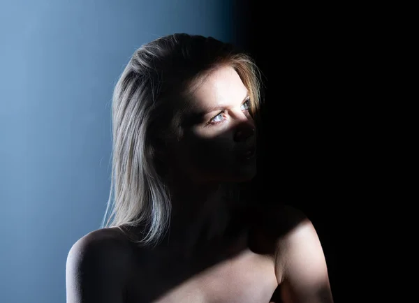 Smyslná dívčí tvář ve stínu. Stylová sexy žena na šedém pozadí. Smyslný mladý model na černém studiu. Ženské oči ve stínu. — Stock fotografie