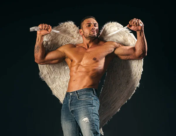 Muscle fort bel ange masculin dépouillé. Beau jeune homme athlétique avec un torse nu ressemble à un ange aux ailes blanches. Saint Valentin. — Photo