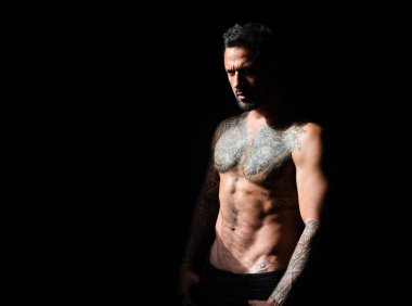 Seksi bir adamın baştan çıkarıcı yüzü. Maço kendinden emin görünüyor. Güçlü kaslı erkek vücudu, kaslı adam. Kaslı atletik seksi erkek, çıplak gövde..