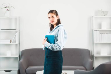 Kız öğrenci ya da genç öğretmen kız. İşyerindeki genç iş kadını. Ofisteki. Resmi sekreter kadın modern ofiste proje üzerinde çalışıyor..