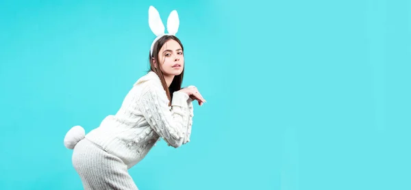 Banner de Pascua con mujer conejita. Chica divertida con orejas de conejo de Pascua en la tarjeta de Pascua sobre fondo aislado. —  Fotos de Stock