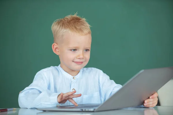 School jongen die wiskunde studeert tijdens online les in klaslokaal, online onderwijs. Kleine grappige programmeur. — Stockfoto