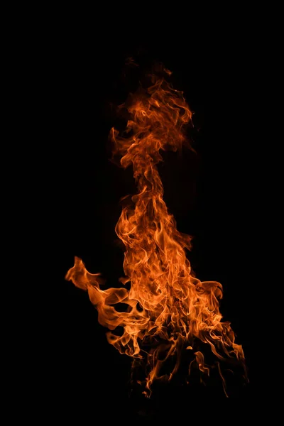 Vuurvlammen geïsoleerd op zwarte achtergrond. Brand vlam geïsoleerd, vlammende brandende kunst ontwerp concept met ruimte voor tekst. — Stockfoto