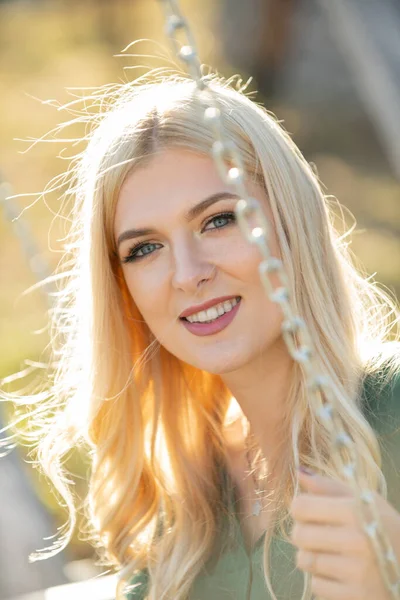 İlkbahar romantik kadın portresi. Romantik gülüşlü kadın. Olumlu insani duygu yüz ifadesi duyguları. Yaşam tarzı, dışarıda yürümek, hayatın tadını çıkarmak, pozitiflik..