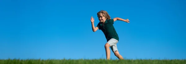 Μπάνερ με ανοιξιάτικο παιδικό πορτρέτο. Ευτυχισμένα παιδιά που παίζουν και τρέχουν στο γρασίδι στο καλοκαιρινό πάρκο. Ενεργά παιδιά υγιή υπαίθρια. Διασκεδαστική δραστηριότητα. — Φωτογραφία Αρχείου