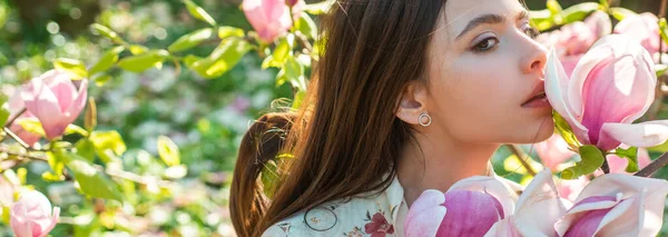 Diseño de primavera con hermosa cara de mujer para banner o encabezado del sitio web, espacio de copia. Hermosa cara de mujer con magnolia. Belleza chica sensual con Flovers. Fondo de flor de primavera. — Foto de Stock